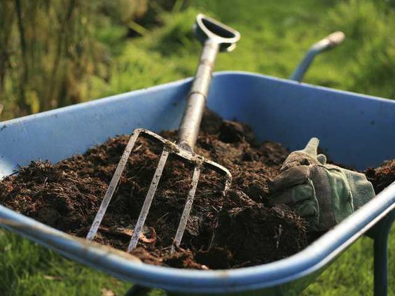 mulch-wheel-barrow