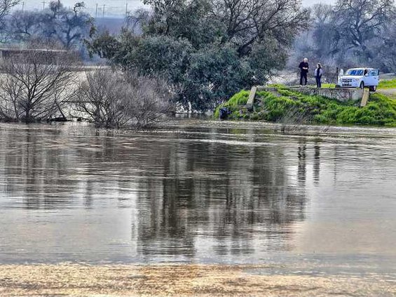LEVEE SJ RIVER FLOODING2 2-16-17